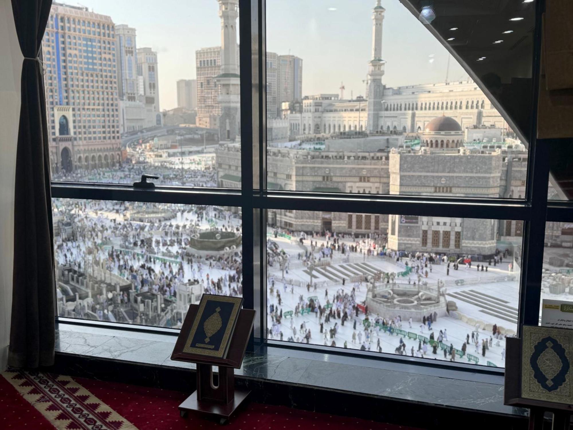 Al Safwah Hotel First Tower 1 Mecca Luaran gambar View of the Grand Mosque of Mecca from the Abraj Al Bait Towers