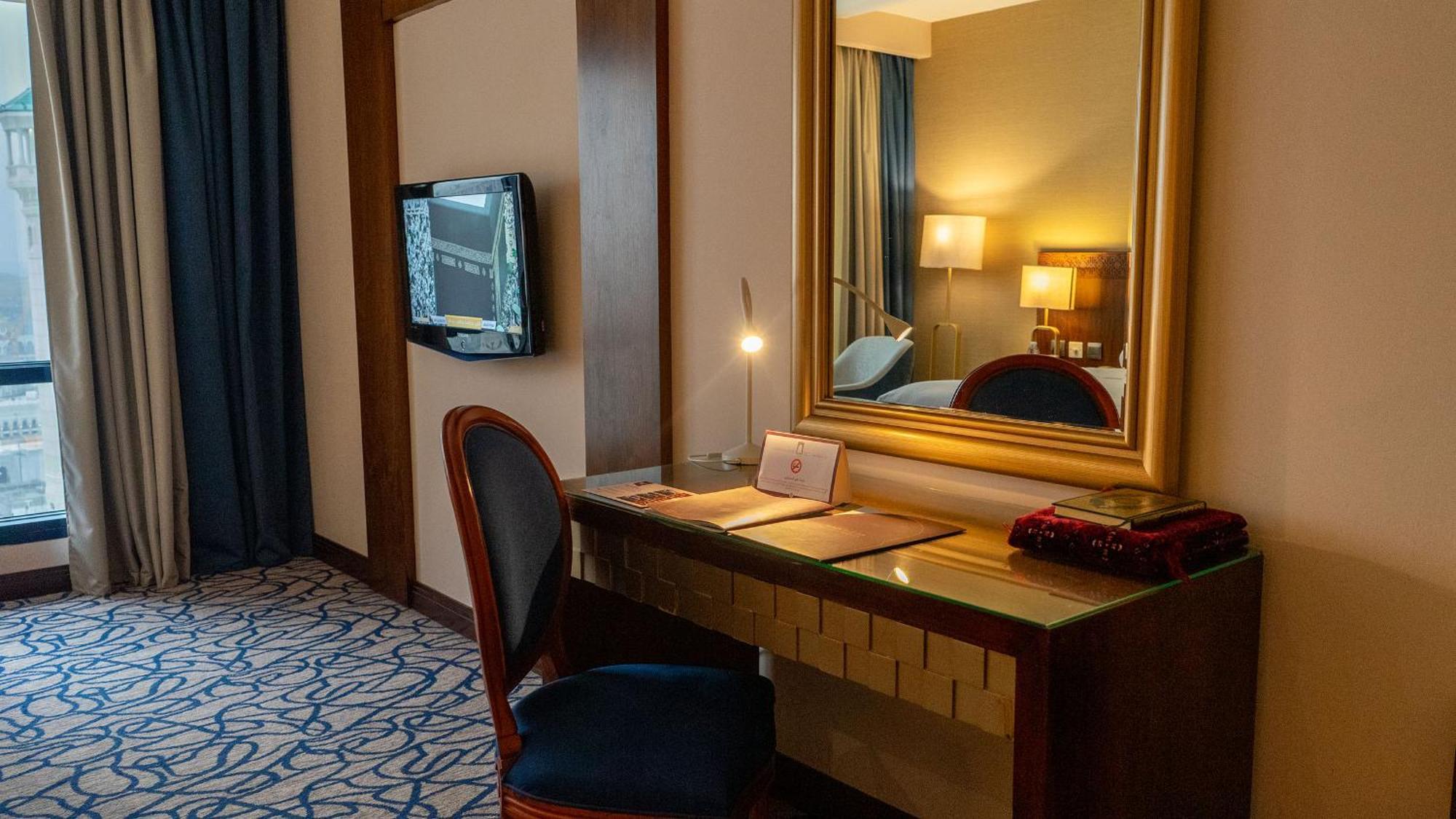Al Safwah Hotel First Tower 1 Mecca Luaran gambar A dressing table in a hotel room